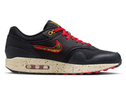 Nike Air Max 1 Pittsburgh Pirates City Connect 2026 noire et jaune en mesh et suède avec semelle Air visible et détails baseball exclusifs. vue de profil intérieur