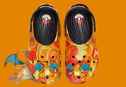 Crocs Classic Clog Pokémon Charizard inspirées de Dracaufeu, avec design exclusif, bride pivotante et semelle légère en résine Croslite™.