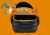 Crocs Classic Clog Pokémon Charizard inspirées de Dracaufeu, avec design exclusif, bride pivotante et semelle légère en résine Croslite™.