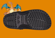 Crocs Classic Clog Pokémon Charizard inspirées de Dracaufeu, avec design exclusif, bride pivotante et semelle légère en résine Croslite™.