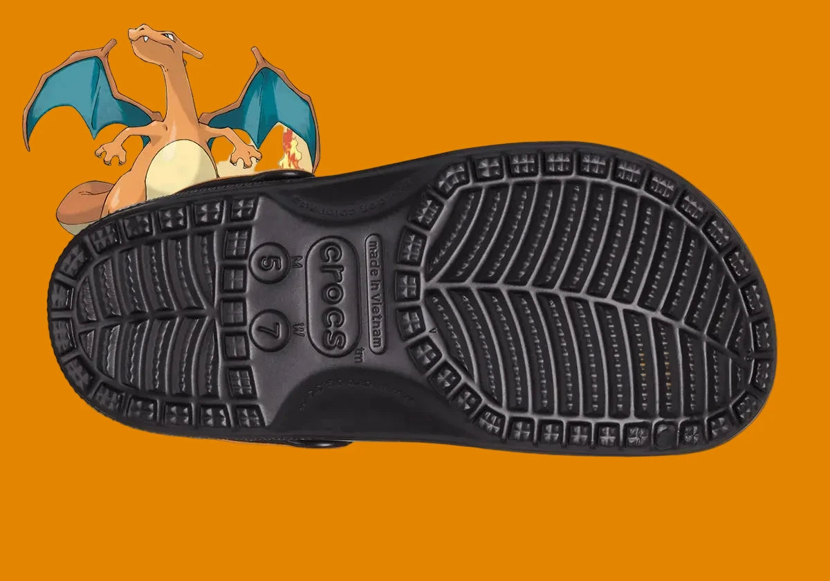 Crocs Classic Clog Pokémon Charizard inspirées de Dracaufeu, avec design exclusif, bride pivotante et semelle légère en résine Croslite™.