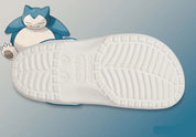 Crocs Classic Clog Pokémon Snorlax inspirées de Ronflex, avec design exclusif, bride pivotante et semelle légère en résine Croslite™.