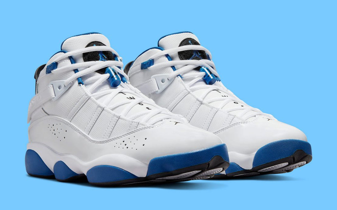 Air Jordan 6 Rings Sport Blue 322992-114 blanche avec cuir verni, mesh, accents Sport Blue, sangles de maintien et semelle translucide.