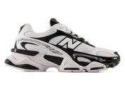 Découvrez la New Balance 9060R Black White, une sneaker premium dotée des technologies ABZORB et SBS, avec un design inspiré du running et un coloris noir et blanc intemporel.