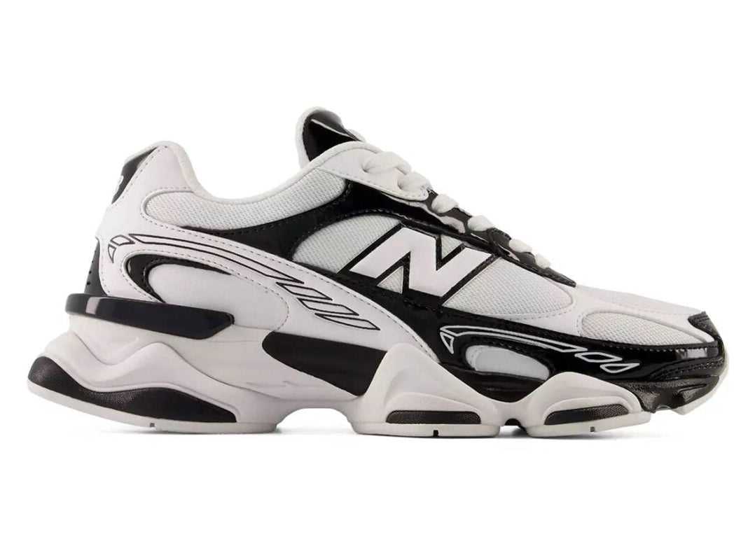 Découvrez la New Balance 9060R Black White, une sneaker premium dotée des technologies ABZORB et SBS, avec un design inspiré du running et un coloris noir et blanc intemporel.