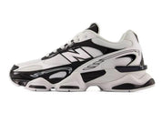 New Balance 9060R Black White avec tige en mesh respirant, empiècements en daim noir et cuir, amorti ABZORB, technologie SBS et semelle sculptée.