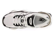 New Balance 9060R Black White avec tige en mesh respirant, empiècements en daim noir et cuir, amorti ABZORB, technologie SBS et semelle sculptée.