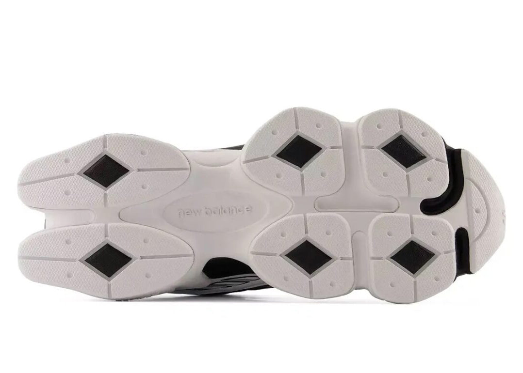 New Balance 9060R Black White avec tige en mesh respirant, empiècements en daim noir et cuir, amorti ABZORB, technologie SBS et semelle sculptée.