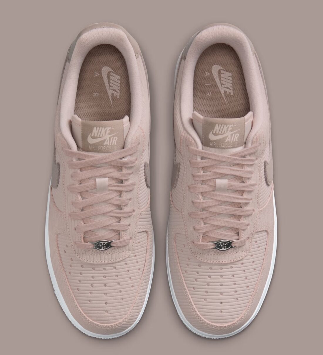 Sneakers Nike Air Force 1 Low 07 Silt Red en velours côtelé corduroy avec semelle Air iconique et finitions premium