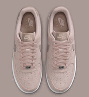 Sneakers Nike Air Force 1 Low 07 Silt Red en velours côtelé corduroy avec semelle Air iconique et finitions premium