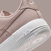Sneakers Nike Air Force 1 Low 07 Silt Red en velours côtelé corduroy avec semelle Air iconique et finitions premium