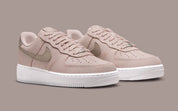 Sneakers Nike Air Force 1 Low 07 Silt Red en velours côtelé corduroy avec semelle Air iconique et finitions premium