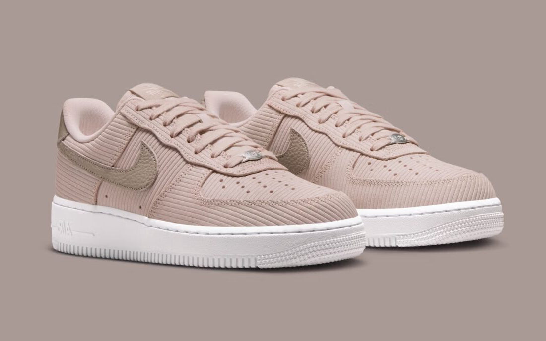 Sneakers Nike Air Force 1 Low 07 Silt Red en velours côtelé corduroy avec semelle Air iconique et finitions premium