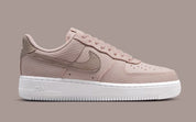 Sneakers Nike Air Force 1 Low 07 Silt Red en velours côtelé corduroy avec semelle Air iconique et finitions premium