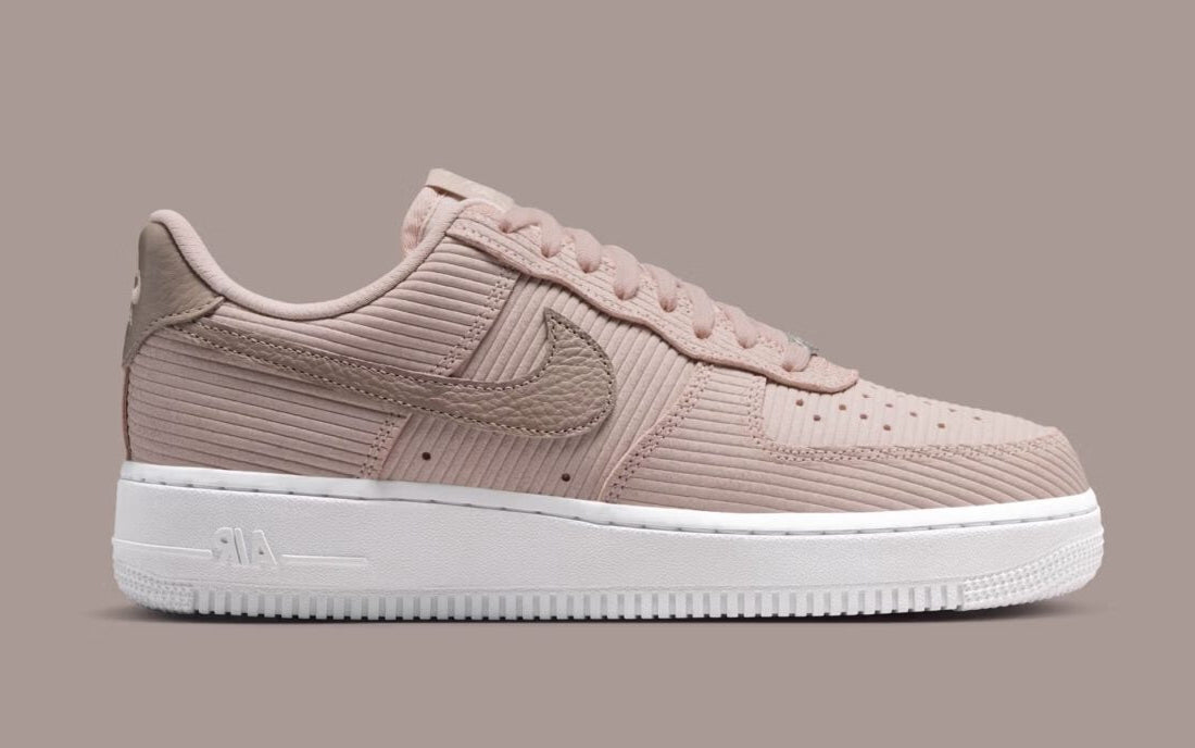 Sneakers Nike Air Force 1 Low 07 Silt Red en velours côtelé corduroy avec semelle Air iconique et finitions premium