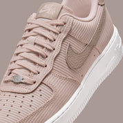 Sneakers Nike Air Force 1 Low 07 Silt Red en velours côtelé corduroy avec semelle Air iconique et finitions premium