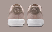 Sneakers Nike Air Force 1 Low 07 Silt Red en velours côtelé corduroy avec semelle Air iconique et finitions premium