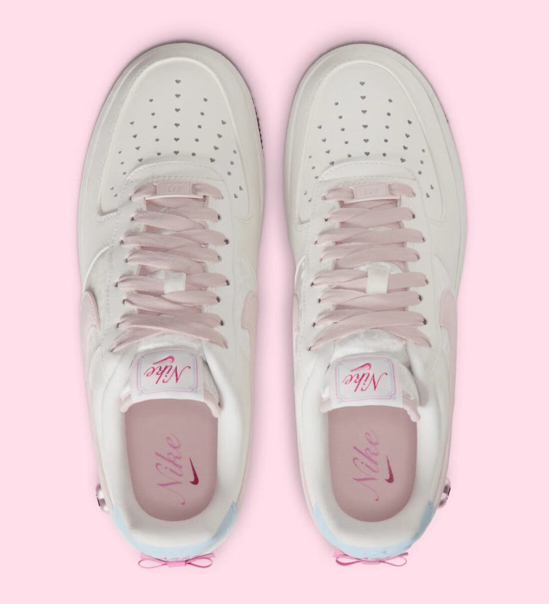 Sneakers Nike Air Force 1 Low Valentine's Day 2026 pour femme en cuir premium clair, avec détails roses et rouges, motifs exclusifs et amorti Nike Air encapsulé.Vue de haut