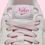 Sneakers Nike Air Force 1 Low Valentine's Day 2026 pour femme en cuir premium clair, avec détails roses et rouges, motifs exclusifs et amorti Nike Air encapsulé.Vue zoomer de face 