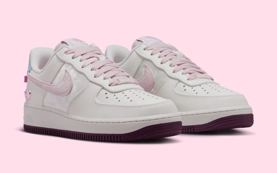 Sneakers Nike Air Force 1 Low Valentine's Day 2026 pour femme en cuir premium clair, avec détails roses et rouges, motifs exclusifs et amorti Nike Air encapsulé.Vue de profil