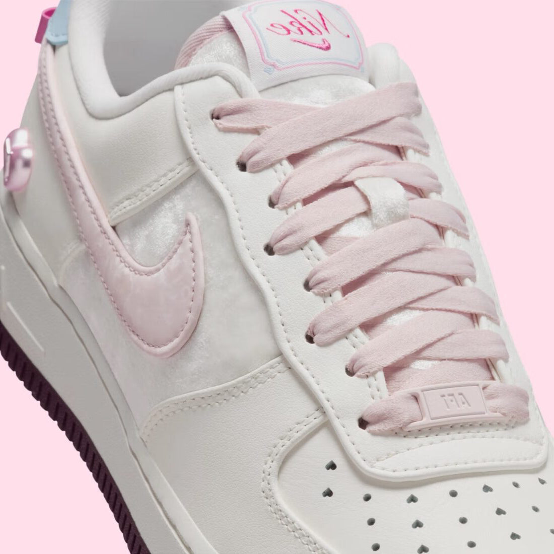 Sneakers Nike Air Force 1 Low Valentine's Day 2026 pour femme en cuir premium clair, avec détails roses et rouges, motifs exclusifs et amorti Nike Air encapsulé.Vue zoomer coté 