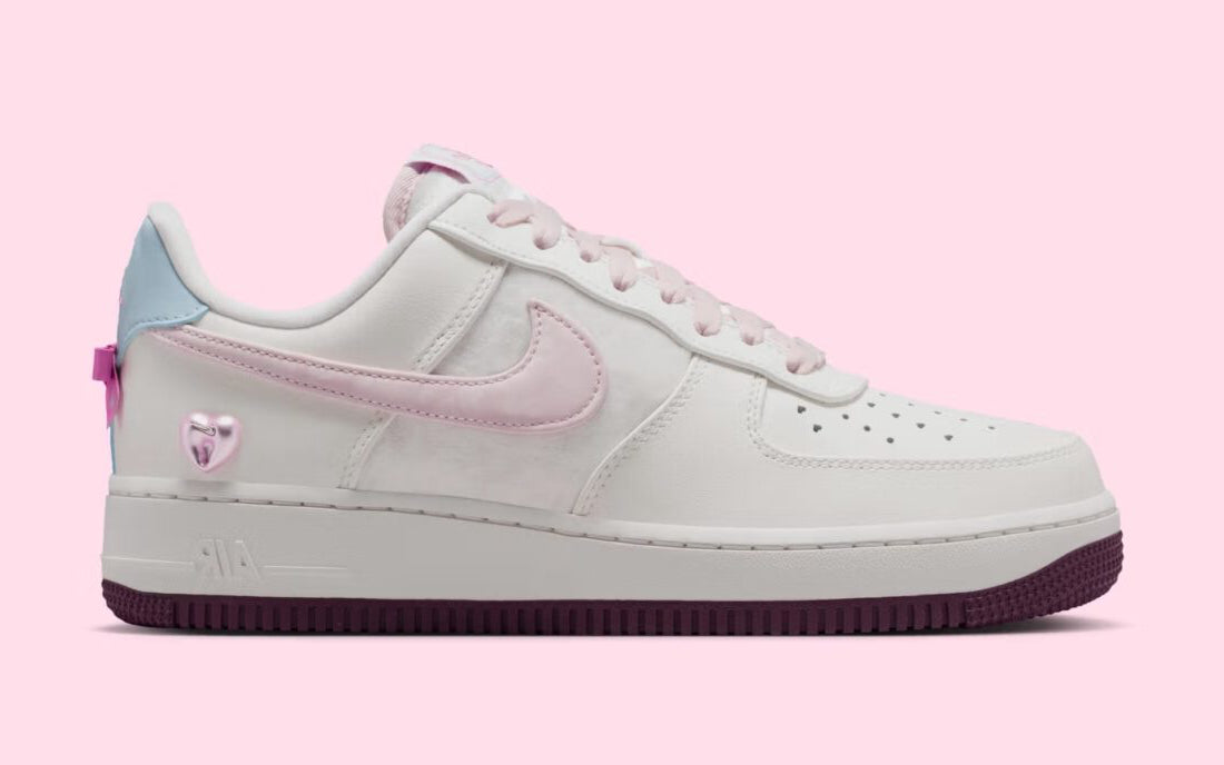 Sneakers Nike Air Force 1 Low Valentine's Day 2026 pour femme en cuir premium clair, avec détails roses et rouges, motifs exclusifs et amorti Nike Air encapsulé.Vue de coté 