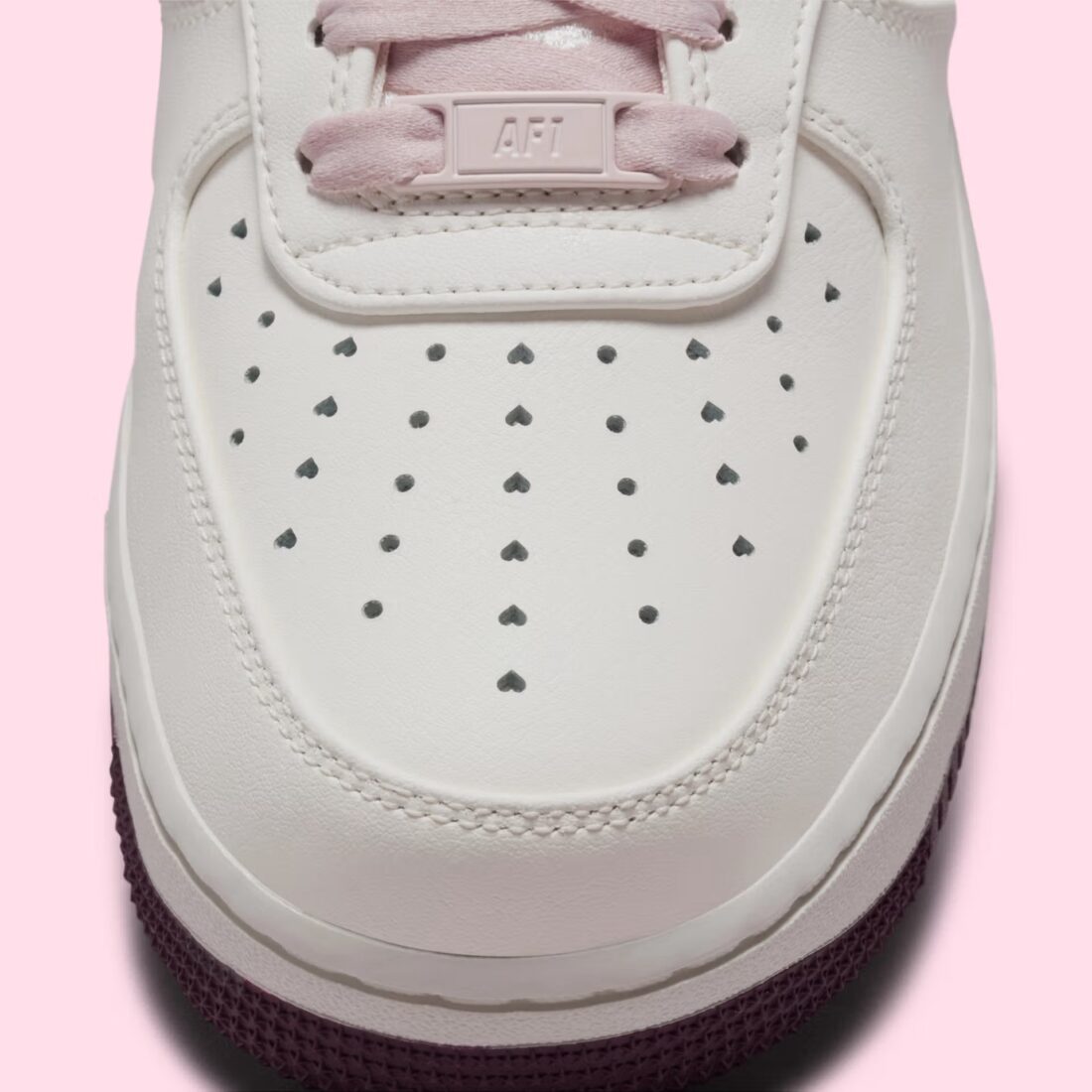 Sneakers Nike Air Force 1 Low Valentine's Day 2026 pour femme en cuir premium clair, avec détails roses et rouges, motifs exclusifs et amorti Nike Air encapsulé.Vue zoomer avant