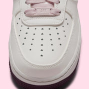 Sneakers Nike Air Force 1 Low Valentine's Day 2026 pour femme en cuir premium clair, avec détails roses et rouges, motifs exclusifs et amorti Nike Air encapsulé.Vue zoomer avant
