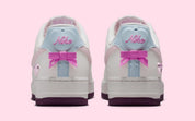 Sneakers Nike Air Force 1 Low Valentine's Day 2026 pour femme en cuir premium clair, avec détails roses et rouges, motifs exclusifs et amorti Nike Air encapsulé.Vue arrière 