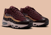 Sneakers Nike Air Max 95 SE Big Bubble Burgundy Crush bordeaux en matières premium avec amorti Air Max visible et design iconique. Vue 3/4 face 
