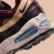 Sneakers Nike Air Max 95 SE Big Bubble Burgundy Crush bordeaux en matières premium avec amorti Air Max visible et design iconique. Zoom arrière 