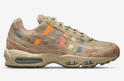 Sneakers Nike Air Max 95 N7 2022 en mesh et matières premium avec accents rouges et turquoise et amorti Air Max visible. Vue extérieur 
