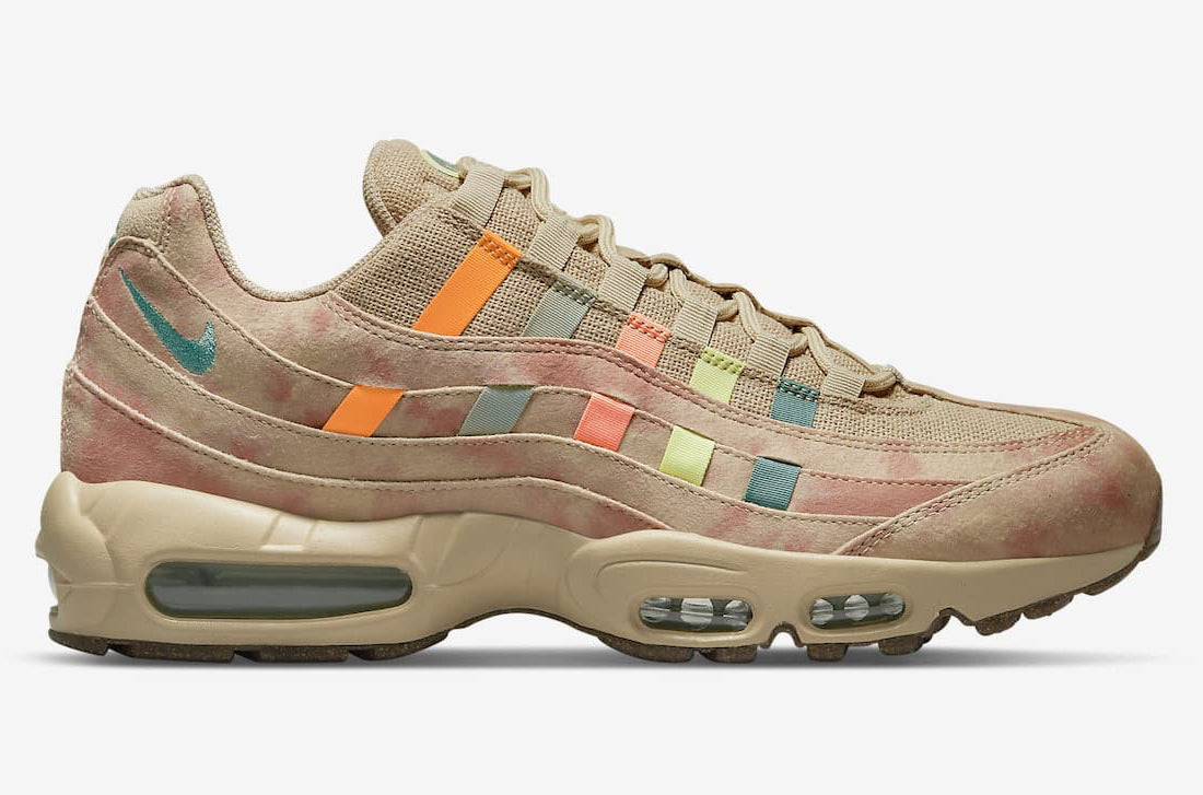Sneakers Nike Air Max 95 N7 2022 en mesh et matières premium avec accents rouges et turquoise et amorti Air Max visible. Vue extérieur 