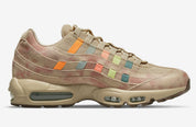 Sneakers Nike Air Max 95 N7 2022 en mesh et matières premium avec accents rouges et turquoise et amorti Air Max visible. Vue intérieur 