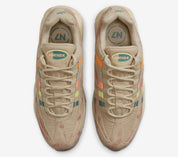 Sneakers Nike Air Max 95 N7 2022 en mesh et matières premium avec accents rouges et turquoise et amorti Air Max visible. Vue du dessus 
