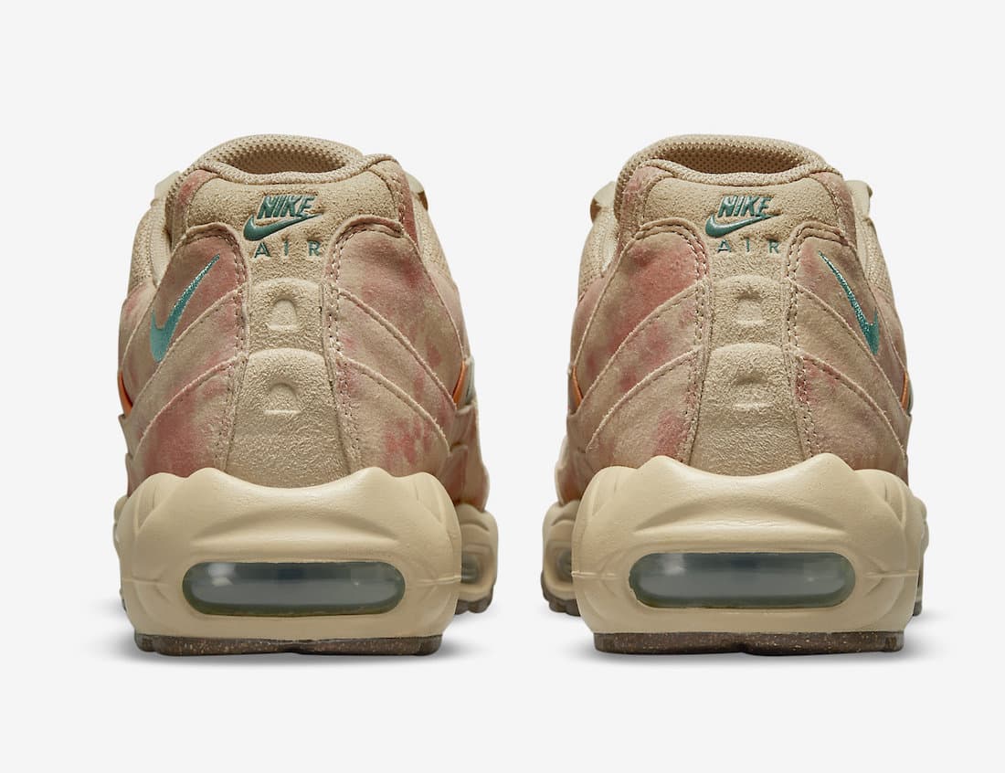 Sneakers Nike Air Max 95 N7 2022 en mesh et matières premium avec accents rouges et turquoise et amorti Air Max visible. Vue de derrière 