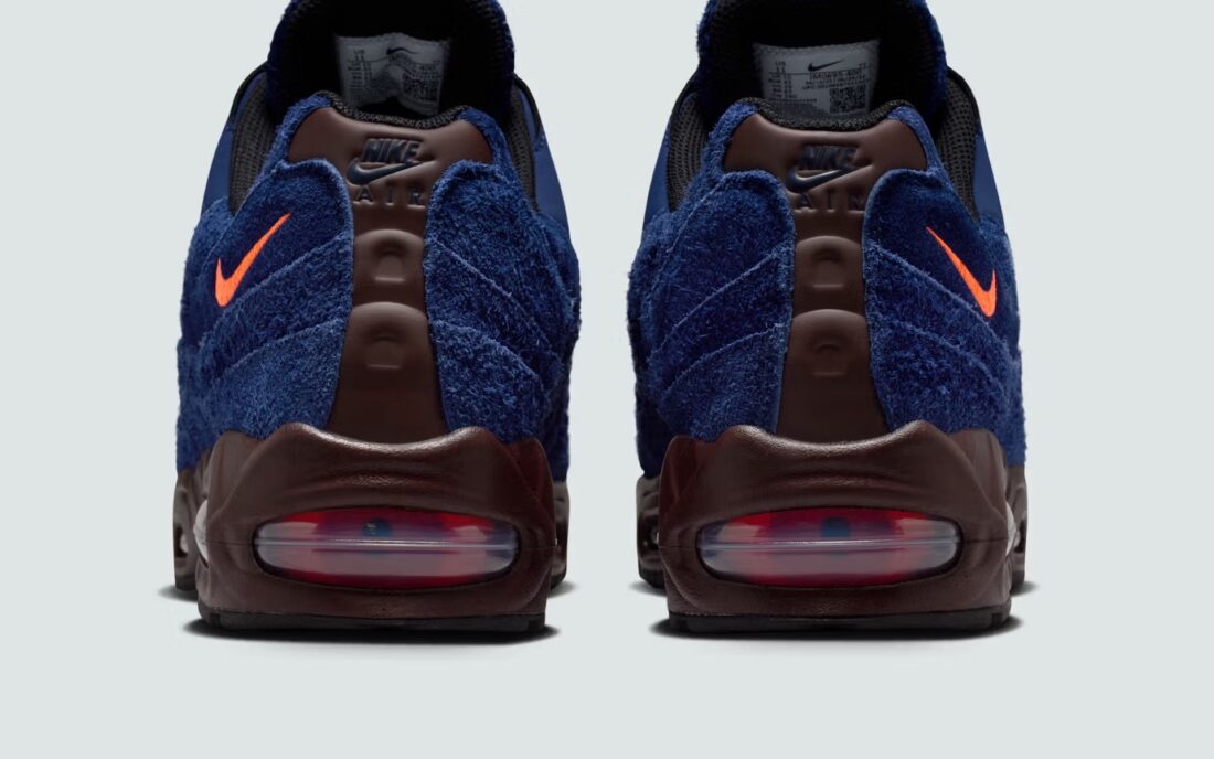 Sneakers Nike Air Max 95 Zip SP Loyal Blue bleues en matières techniques avec zip frontal et amorti Air Max visible. Vue de derrière 