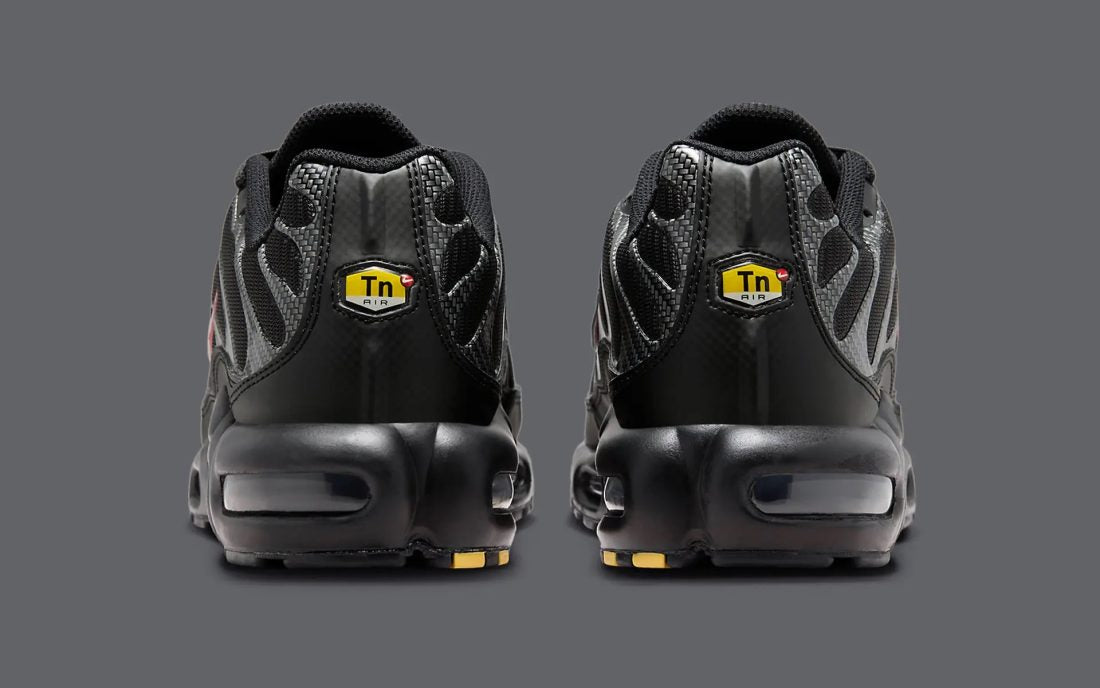 Nike Air Max Plus Black Red Metallic HF4293-001 – sneaker noire avec détails rouges et argentés, amorti Tuned Air et cage TPU iconique . Vue arrière 