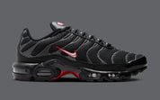 Nike Air Max Plus Black Red Metallic HF4293-001 – sneaker noire avec détails rouges et argentés, amorti Tuned Air et cage TPU iconique . Vue de coté