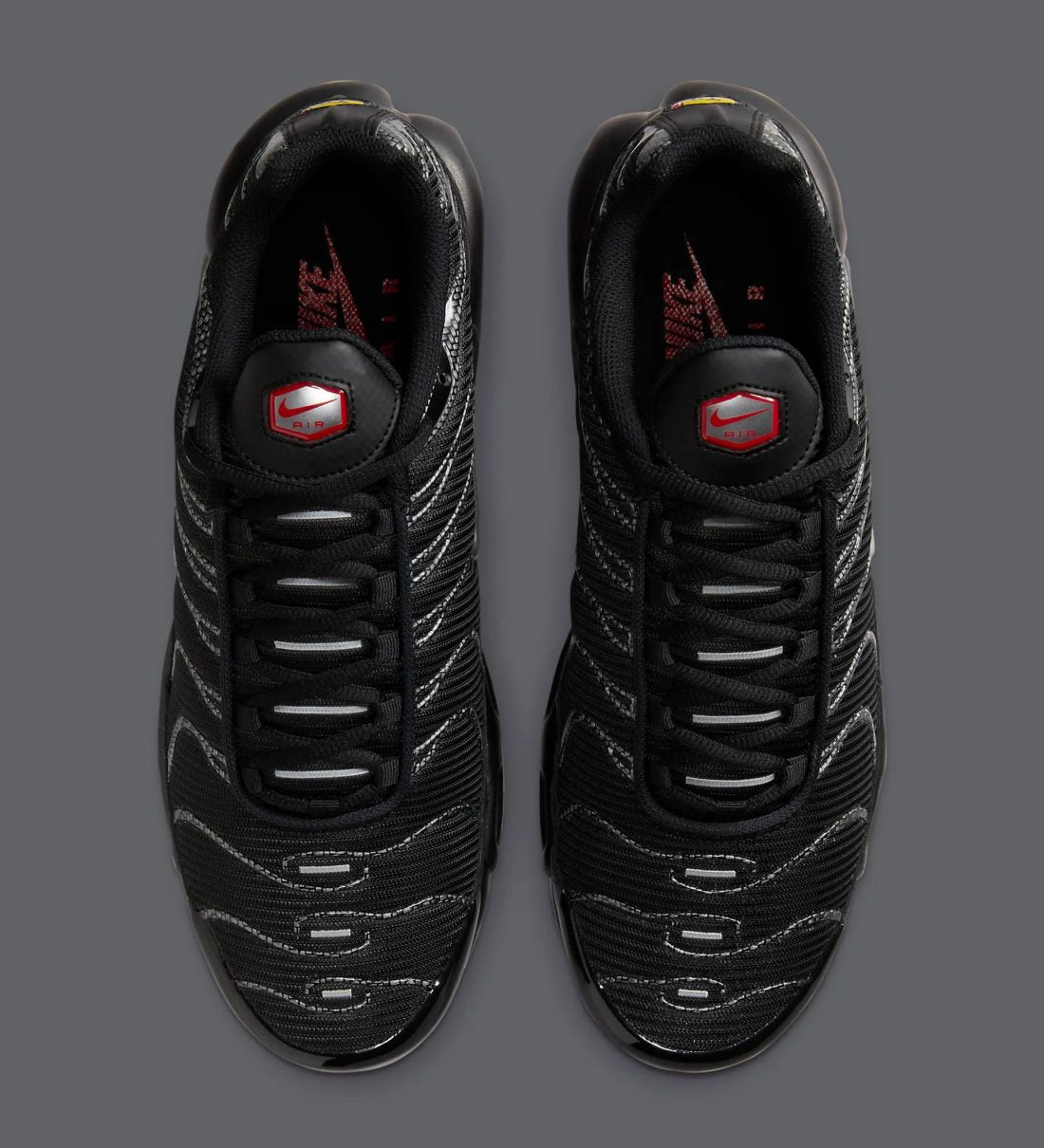 Nike Air Max Plus Black Red Metallic HF4293-001 – sneaker noire avec détails rouges et argentés, amorti Tuned Air et cage TPU iconique . Vue de haut