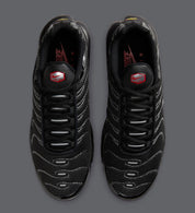 Nike Air Max Plus Black Red Metallic HF4293-001 – sneaker noire avec détails rouges et argentés, amorti Tuned Air et cage TPU iconique . Vue de haut