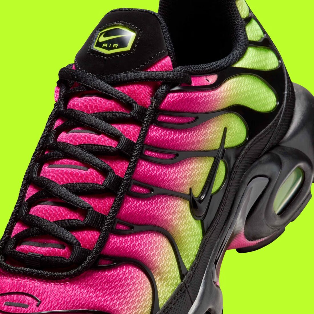 Nike Air Max Plus Hyper Pink Volt Black en mesh rose dégradé avec renforts noirs, accents Volt et technologie Tuned Air visible. zoom avant de la chaussure