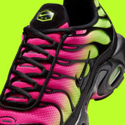 Nike Air Max Plus Hyper Pink Volt Black en mesh rose dégradé avec renforts noirs, accents Volt et technologie Tuned Air visible. zoom avant de la chaussure
