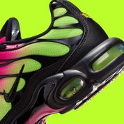 Nike Air Max Plus Hyper Pink Volt Black en mesh rose dégradé avec renforts noirs, accents Volt et technologie Tuned Air visible. zoom arrière de la chaussure