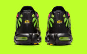 Nike Air Max Plus Hyper Pink Volt Black en mesh rose dégradé avec renforts noirs, accents Volt et technologie Tuned Air visible. vue arrière de la chaussure