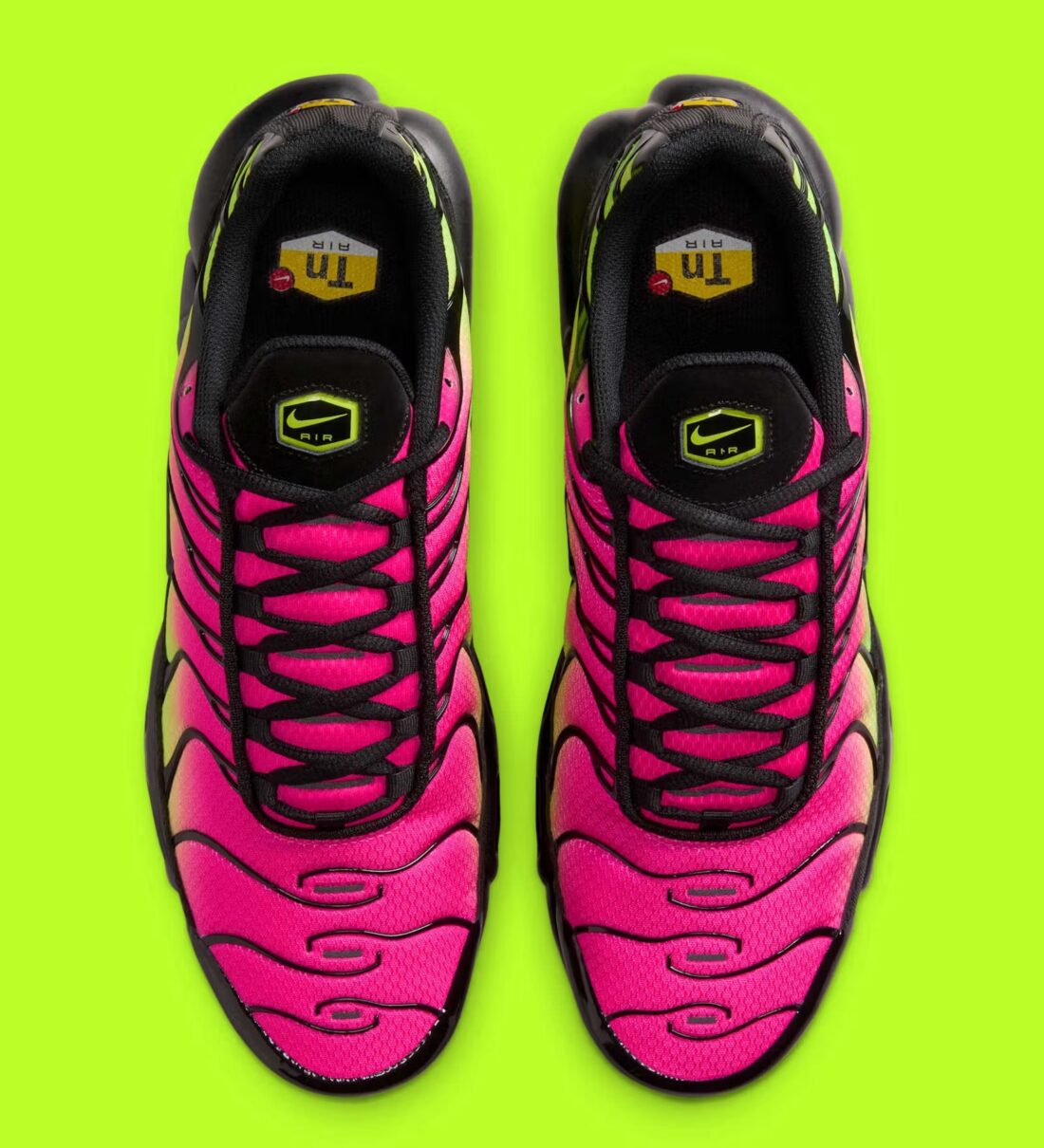Nike Air Max Plus Hyper Pink Volt Black en mesh rose dégradé avec renforts noirs, accents Volt et technologie Tuned Air visible. vue de dessus