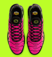 Nike Air Max Plus Hyper Pink Volt Black en mesh rose dégradé avec renforts noirs, accents Volt et technologie Tuned Air visible. vue de dessus