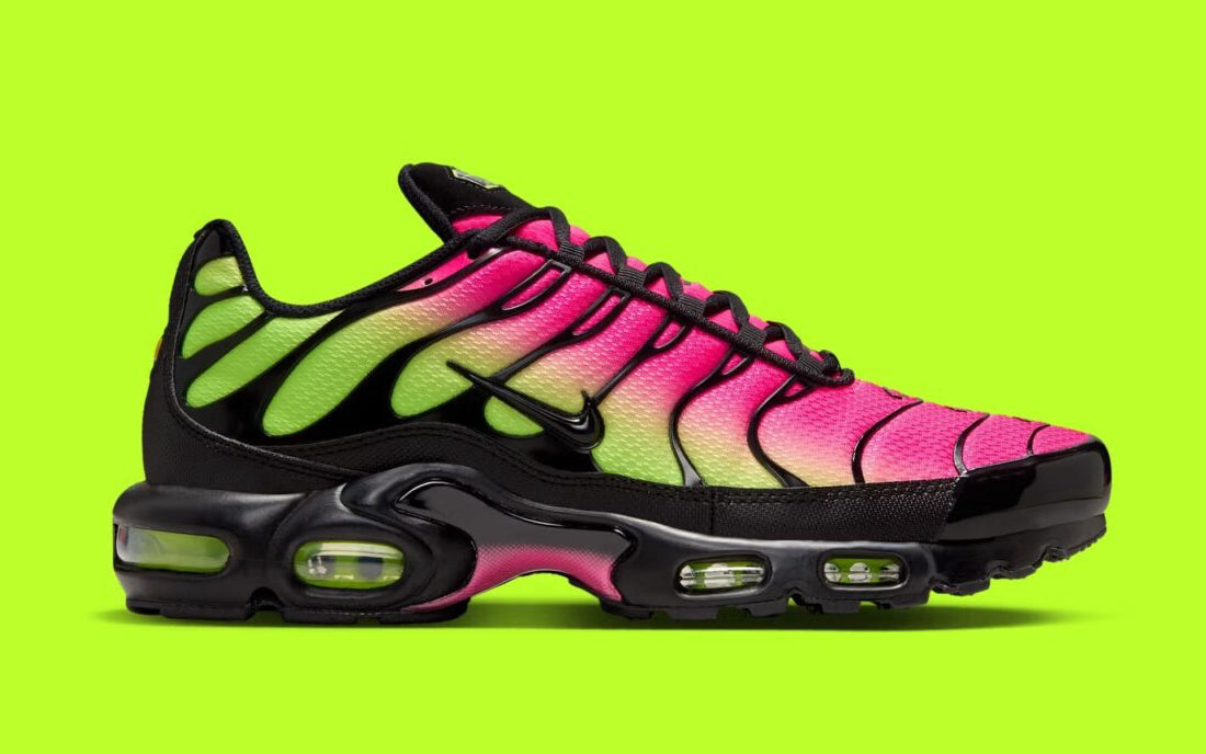 Nike Air Max Plus Hyper Pink Volt Black en mesh rose dégradé avec renforts noirs, accents Volt et technologie Tuned Air visible. vue de profil