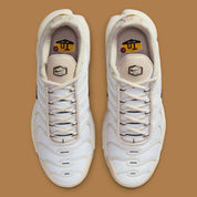 Nike Air Max Plus SE Light Orewood Brown d’occasion, mesh beige clair, empiècements techniques, technologie Tuned Air, sneaker en bon état général.