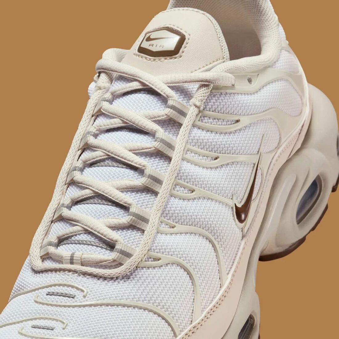 Nike Air Max Plus SE Light Orewood Brown d’occasion, mesh beige clair, empiècements techniques, technologie Tuned Air, sneaker en bon état général.